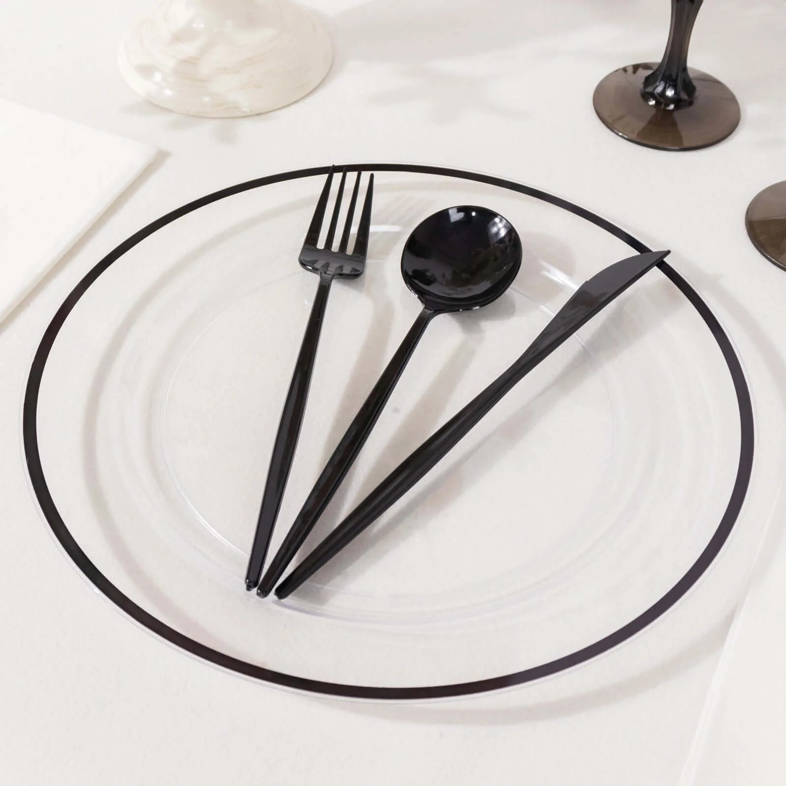 10-Pack Plastic Round Dinner Plates 10" Clear with Black Rim - Sleek Disposable Party Plates - Image 6