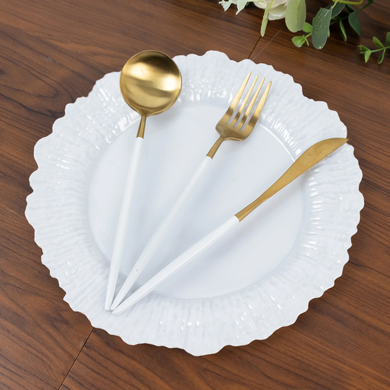 20 Pack Pearl White Reef Design Plastic Plates, 10" Dinner Plates – Elegant Disposable Tableware - Image 9