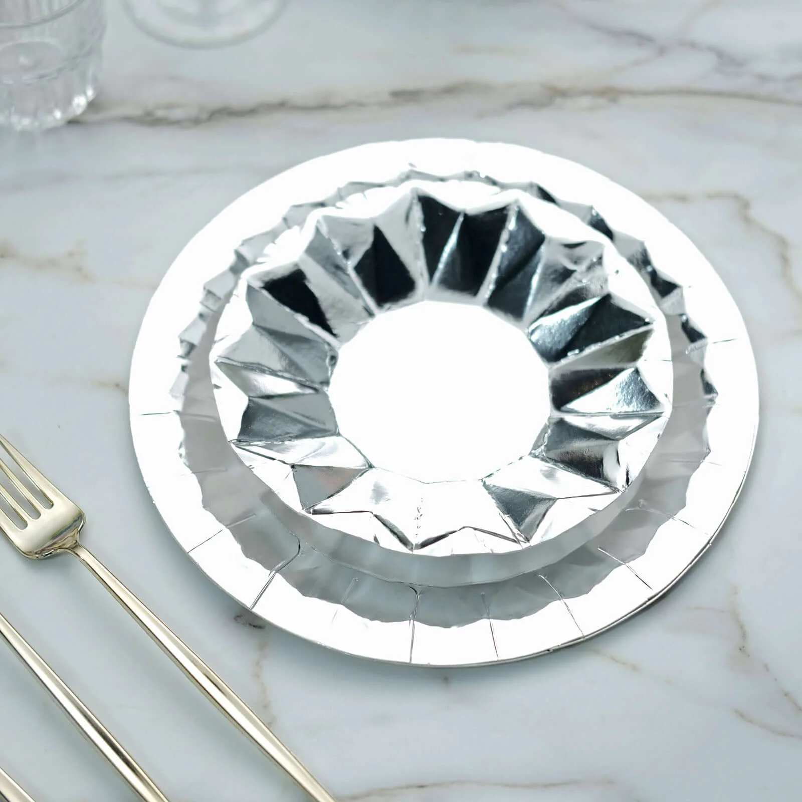 25-Pack Paper Round Dessert Plates 7" Metallic Silver with Geometric Prism Rim - 400GSM Disposable Appetizer Salad Plates - Image 2
