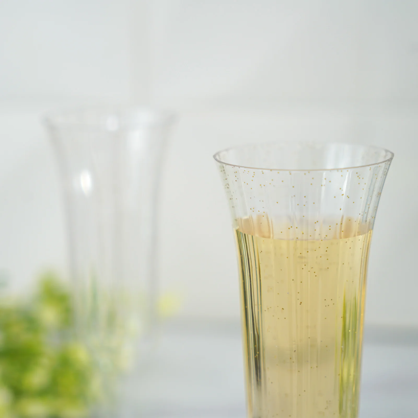 24-Pack Plastic Champagne Flutes 6oz Clear Gold Glitter Flared Design - Disposable Glasses with Detachable Base - Image 2