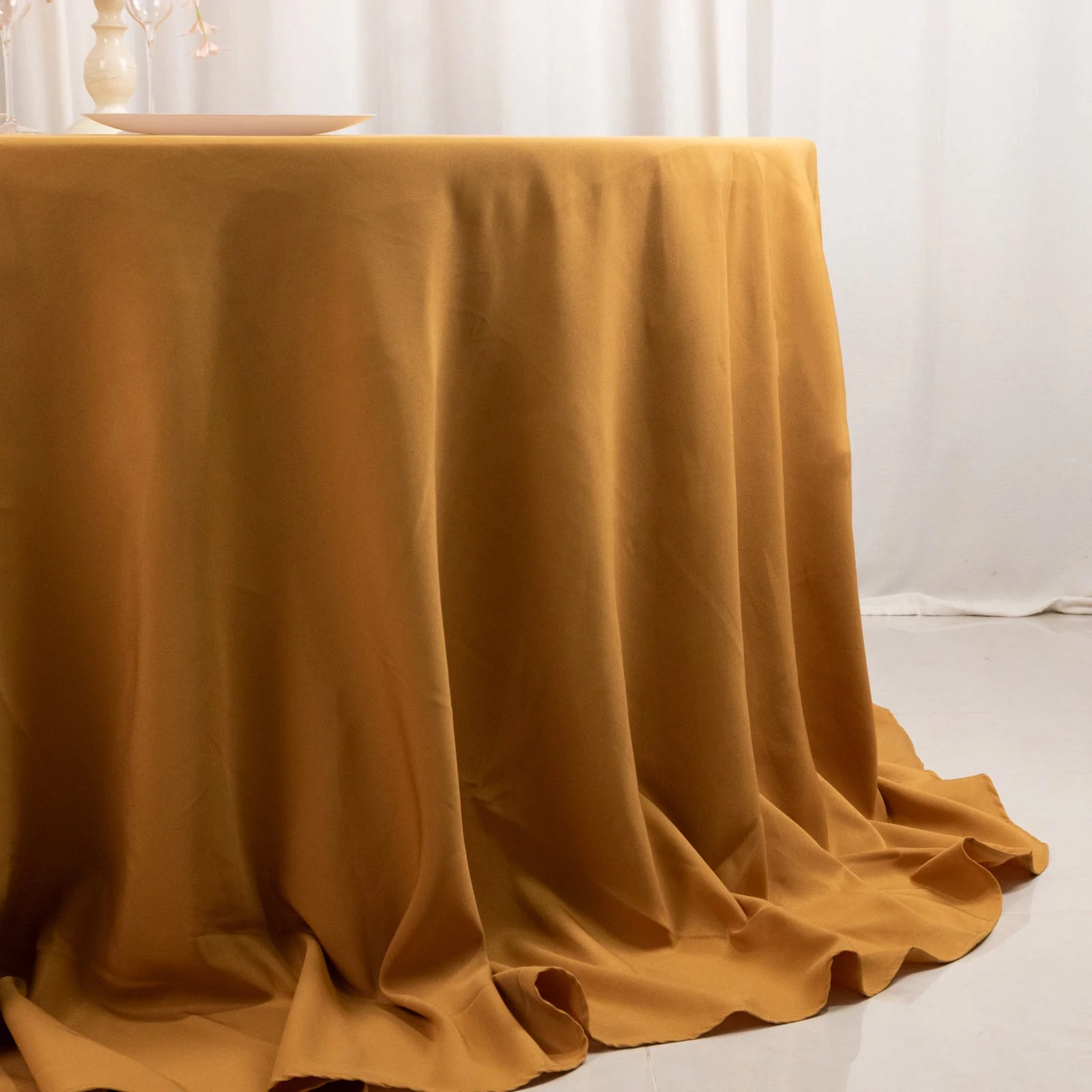 Premium Polyester Round Tablecloth 132" Gold - Seamless 220GSM Wrinkle-Resistant & Durable Finish - Image 2